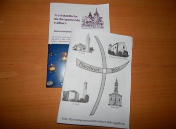 Öffentlichkeitsarbeit Ein katholische Pfarrbrief und ein protestantischer Gemeindebrief aus demselben Ort liegen nebeneinander auf einem Tisch