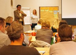 Heinz-Peter Schneider und Stefanie Gebhardt (beide stehend) beantworten Fragen der Zuhörer