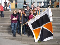 Gruppe von jungen Leuten mit Kolping Fahne