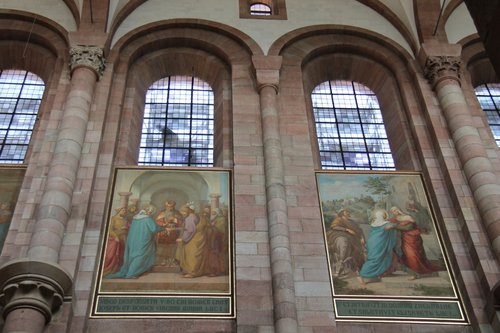 Blick auf drei Fenster im Mittelschiff des Speyerer Domes (innen).