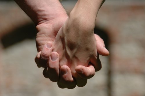 Zwei Hände ineinander