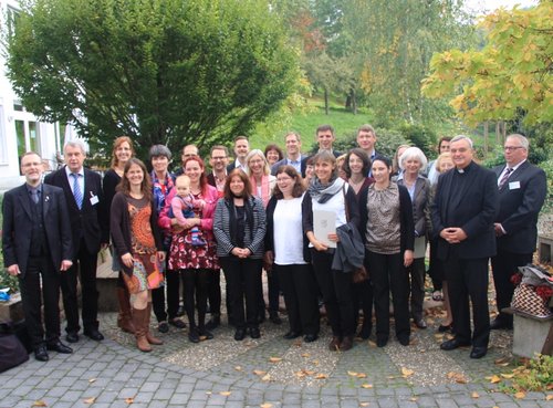 Gruppe von Frauen und Männern mit Bischof Dr. Wiesemann und Domdekan Dr. Christoph Kohl.